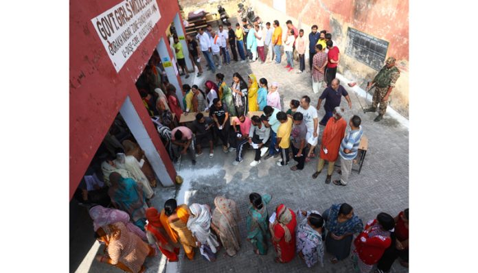 Long queue of electorates at Gorakh Nagar, Jammu. —Excelsior/Rakesh