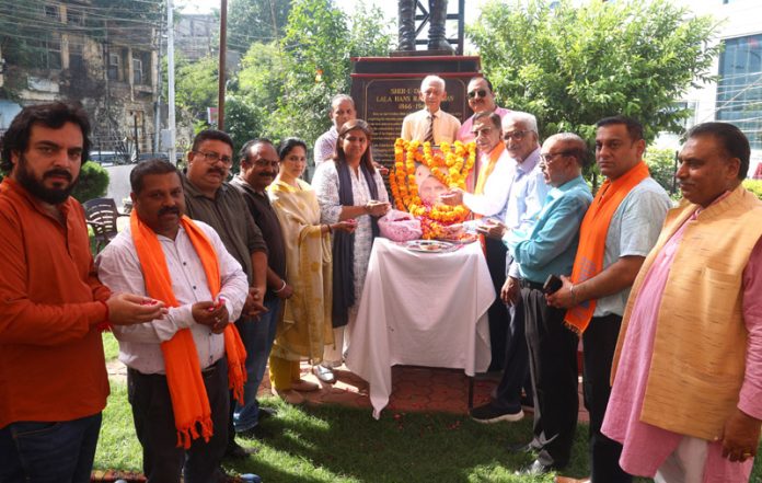 Prominent members of Mahajan community paying tribute to Lala Hans Raj Mahajan on his birth anniversary.