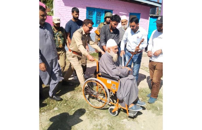 An elderly voter arrives at a polling station in the Dangerpora area of Sopore to cast his vote. —Excelsior/Aabid Nabi