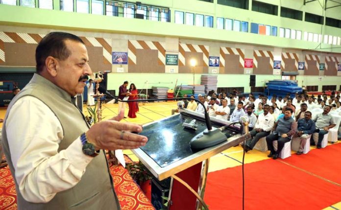 Union Minister Dr Jitendra Singh inaugurating 'Mann Ki Baat Quiz-cum-Declamation' organized by Nehru Yuva Kendra at Thiruvananthapuram on Friday.