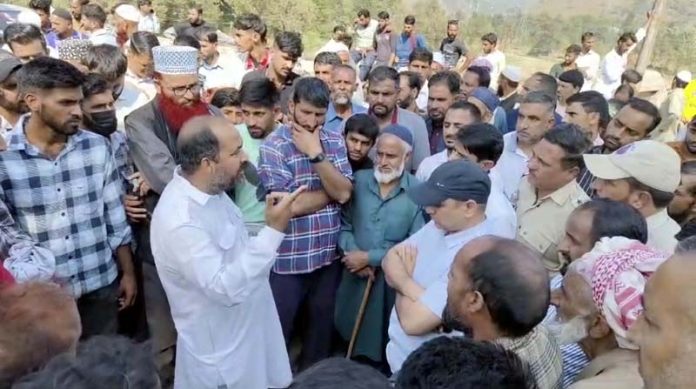 Relatives and villagers staging protest on Jammu-Poonch highway. -Excelsior/Waseem