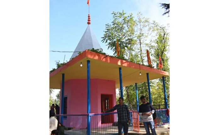 Devotees at Arde Nareshwar Temple.