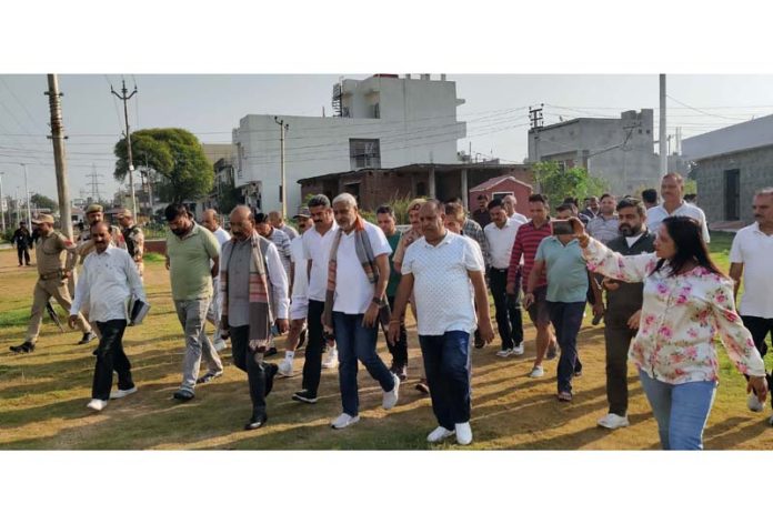 Sham Lal Sharma with morning walkers at Muthi.