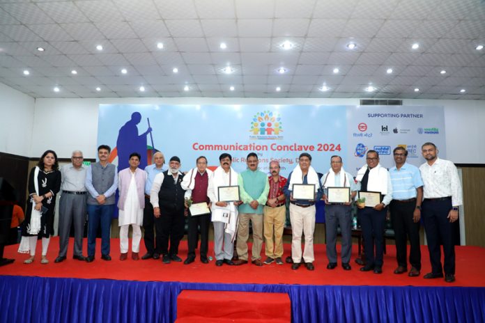 Guests posing with honoured PRs during Communication Conclave at New Delhi.