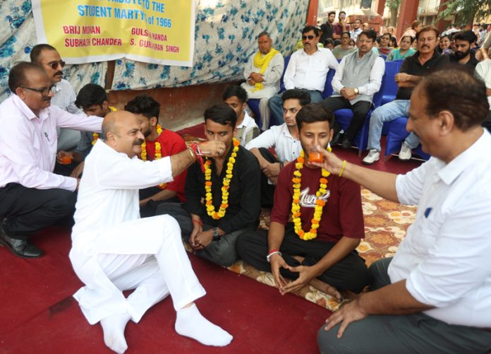 MLA Yudhvir Sethi serving juice to fasting students at Shahidi Sthal on Friday. -Excelsior/Rakesh