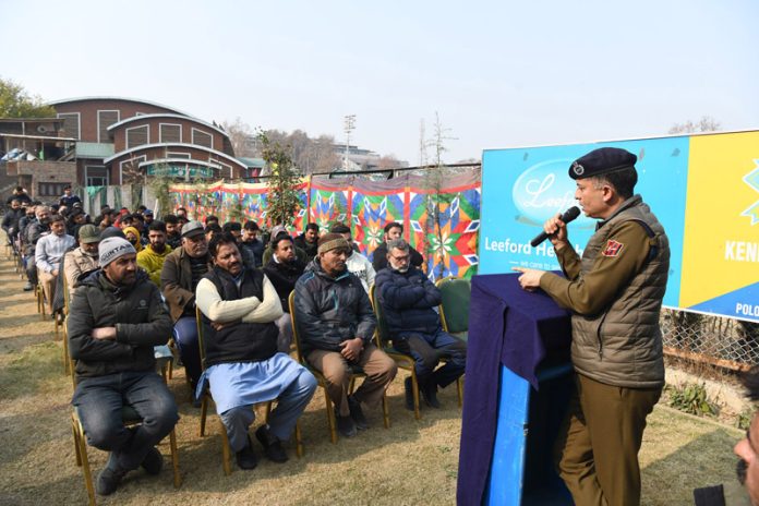 SSP Traffic Srinagar Muzaffar Shah counselling parents of minors driving vehicles and involved in traffic violations. -Excelsior/Shakeel