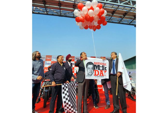 Divisional Commissioner Jammu, Ramesh Kumar and other dignitaries flagging off of Clean Fuel Rally. -Excelsior/Rakesh