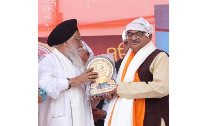 Tarun Vijay receiving Baba Banda Singh Bahadur National award in Fatehbad, Haryana.