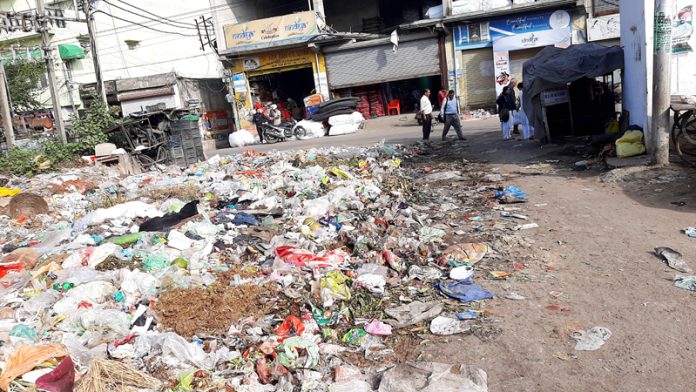 Garbage on streets in Udhampur town. -Excelsior/K Kumar