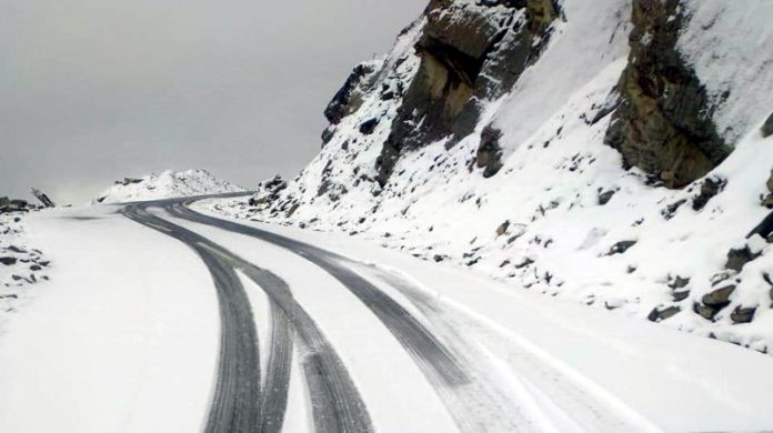 Road and mountains covered with a thin layer of snow as Sinthan Top in Kishtwar receives fresh snowfall on Saturday. — Excelsior/Tilak Raj