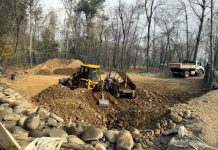 Heavy machinery at work extracting gravel from the Rambi Ara stream in South Kashmir’s Pulwama district. -Excelsior/Younis Khaliq