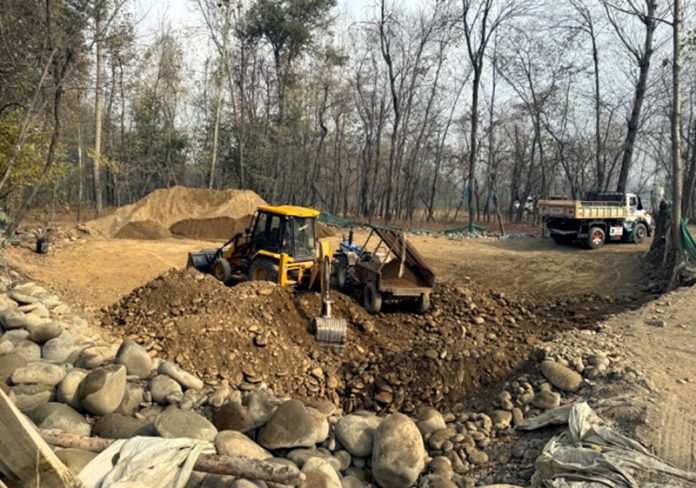 Heavy machinery at work extracting gravel from the Rambi Ara stream in South Kashmir’s Pulwama district. -Excelsior/Younis Khaliq