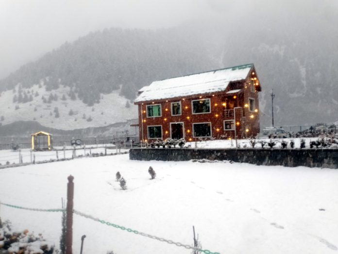 White blanket as Sonamarg receives fresh snowfall on Saturday