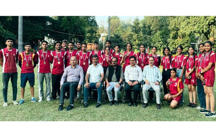 Winning teams of GGM Science College posing along with dignitaries.