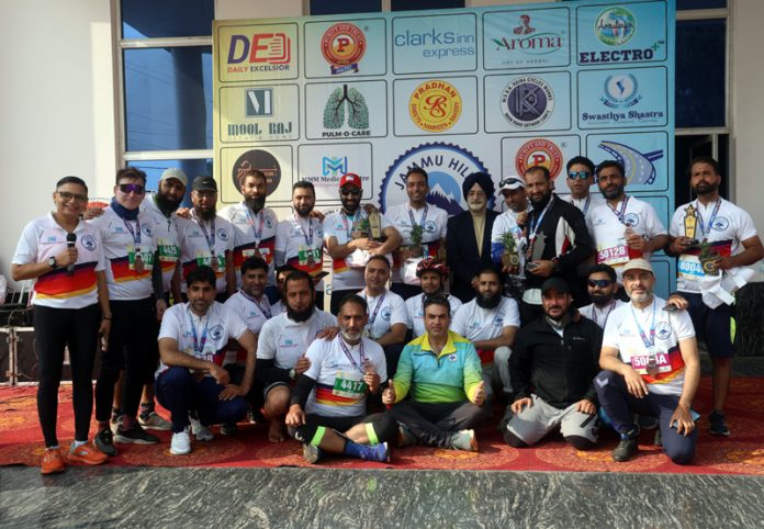 Top performers of Jammu Duathlon 70.3 posing along with dignitaries. -Excelsior/Rakesh