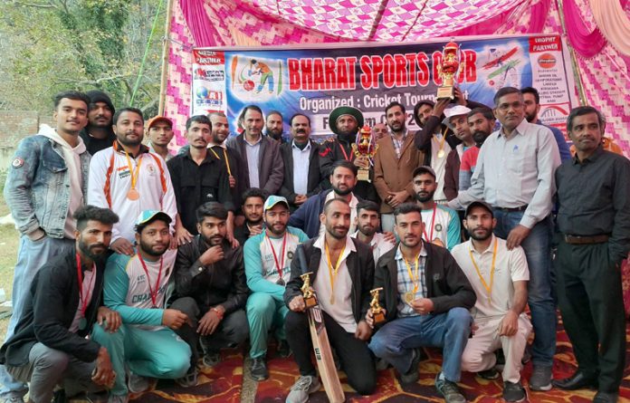 Winning team posing along with MLA Bani Dr. Rameshwar Singh.