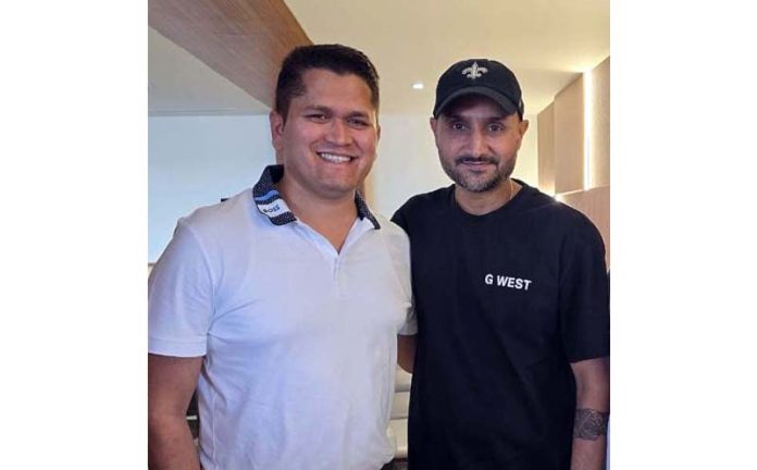 Sunny Mahajan posing along with Cricketer Harbhajan Singh.