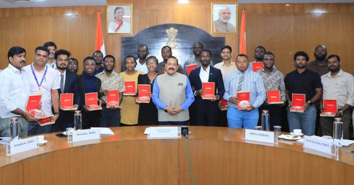 Union Minister Dr. Jitendra Singh posing for group photograph with foreign trainees from six countries after formally felicitating them at Ministry of Earth Sciences, New Delhi.