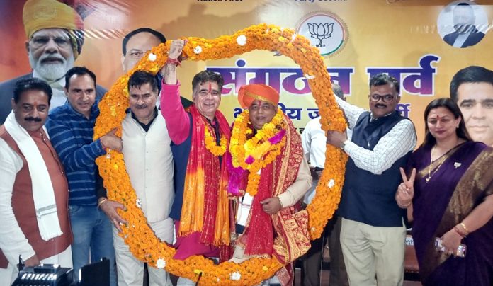 Newly elected BJP president Sat Sharma being given welcome at party office on Monday. - Excelsior/Rakesh