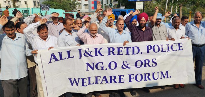 All J&K Retired Police Personnel Forum staging a demonstration at Hari Singh Park in Jammu on Tuesday. —Excelsior/Rakesh