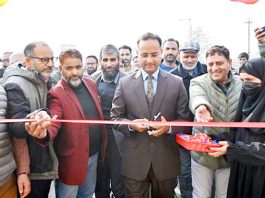 DDC Shopian Mohammad Shahid Saleem Dar along with others inaugurating Kisan Mela at Old Fruit Mandi.