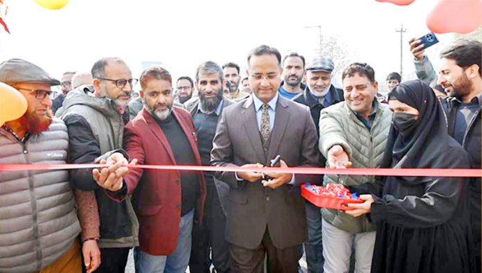 DDC Shopian Mohammad Shahid Saleem Dar along with others inaugurating Kisan Mela at Old Fruit Mandi.