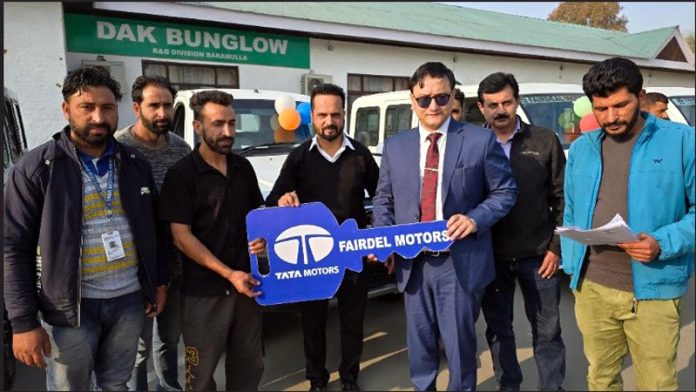 DC Baramulla handing over key of commercial vehicle to a beneficiary under Mumkin Scheme.