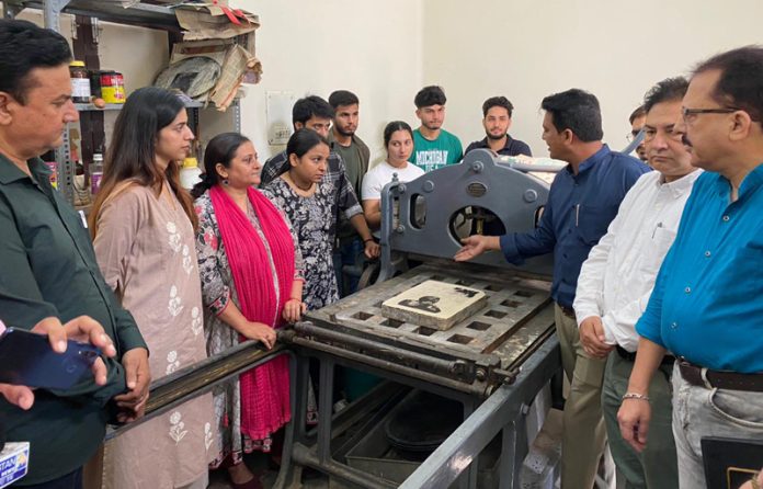 Guests and participants at printmaking workshop by Kala Kendra in association with IMFA.