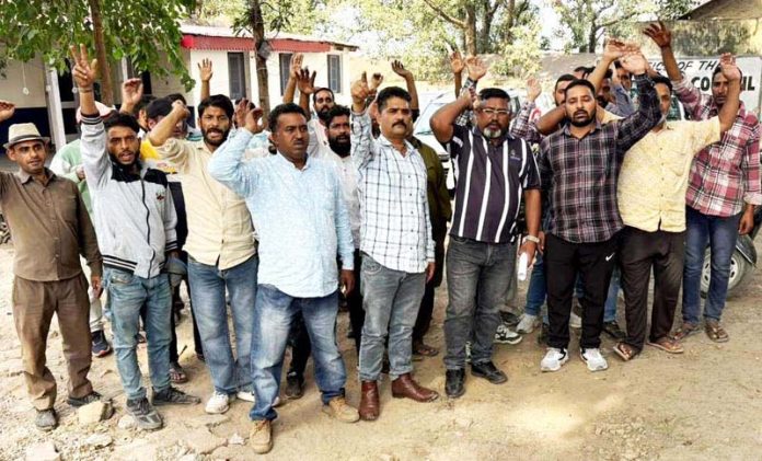 Members of Safai Karamchari Union protesting in front of Municipal office, Udhampur. —Excelsior/K Kumar Members of Safai Karamchari Union protesting in front of Municipal office, Udhampur. —Excelsior/K Kumar