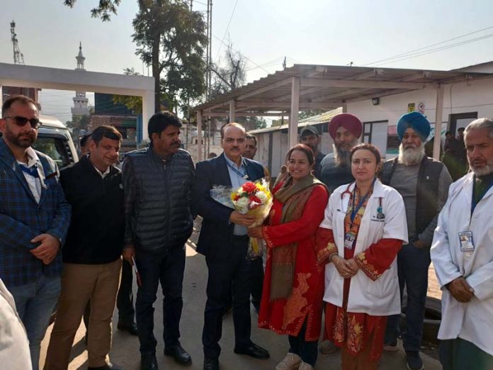 MS of DH Poonch, Dr Nusrat Bhatti presenting a bouquet to DHS Jammu Dr Rakesh Magotra on his visit to the hospital.