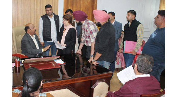 DyCM interacting with a delegation.