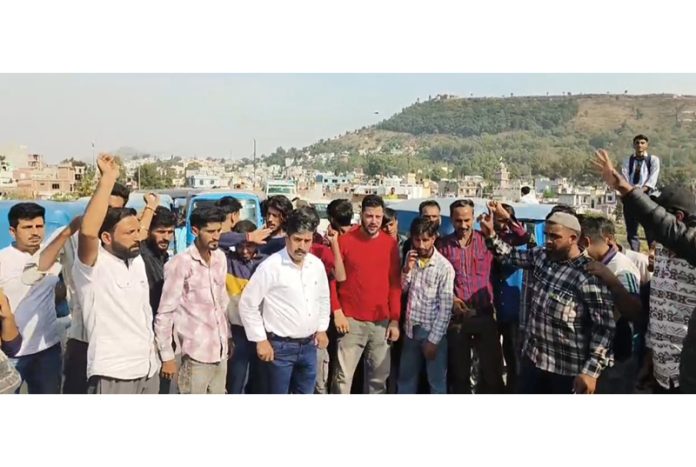 Autorickshaw drivers staging protest near Bela Bridge in Rajouri town on Tuesday. —Excelsior/Imran