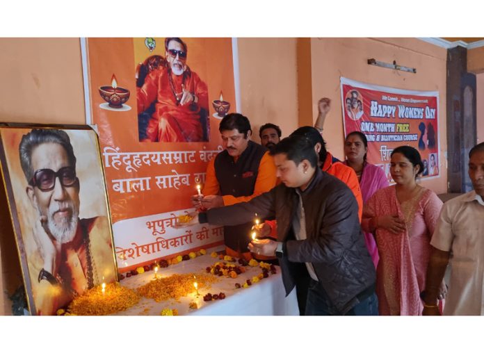 Shiv Sena leaders paying tribute to the party founder Bala Saheb Thackeray on his death anniversary.