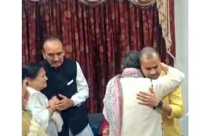 Ex CM and DPAP chairman Ghulam Nabi Azad consoling the Chopra family.