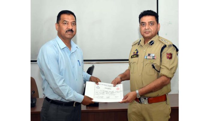 Rajinder Gupta presenting certificate of participation during valedictory function of 3-day training program for CPIOs at SKPA.