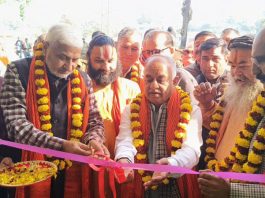 Mahant Rameshwar Dass inaugurating Patanjali store in Akhnoor on Thursday.