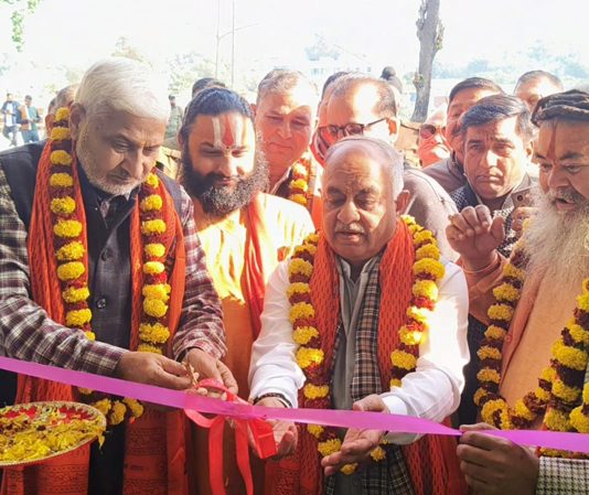 Mahant Rameshwar Dass inaugurating Patanjali store in Akhnoor on Thursday.