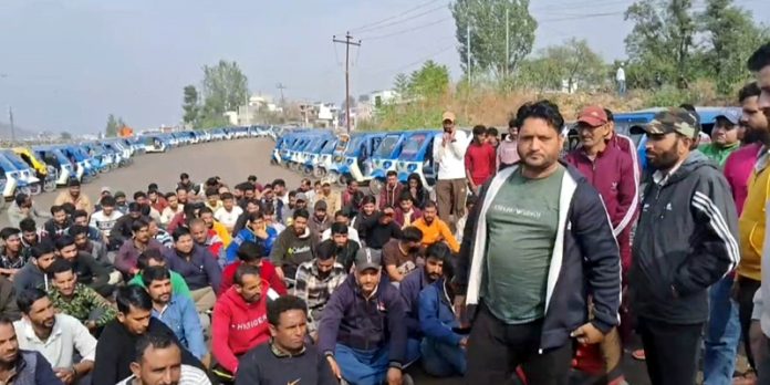 E-rickshaw drivers protesting in Rajouri on Saturday. —Excelsior/Imran