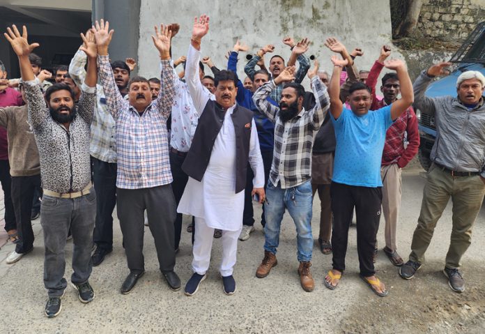 Members of Rehri and Phari Union during a protest demonstration in Jammu on Monday. — Excelsior/Rakesh