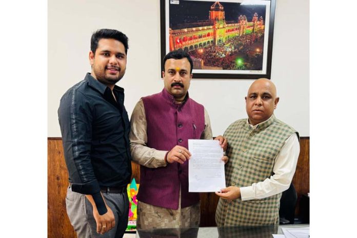 Mahant Rohit Shastri submitting a memorandum to Suresh Kumar Gupta, Admin Secy of SED on Monday.