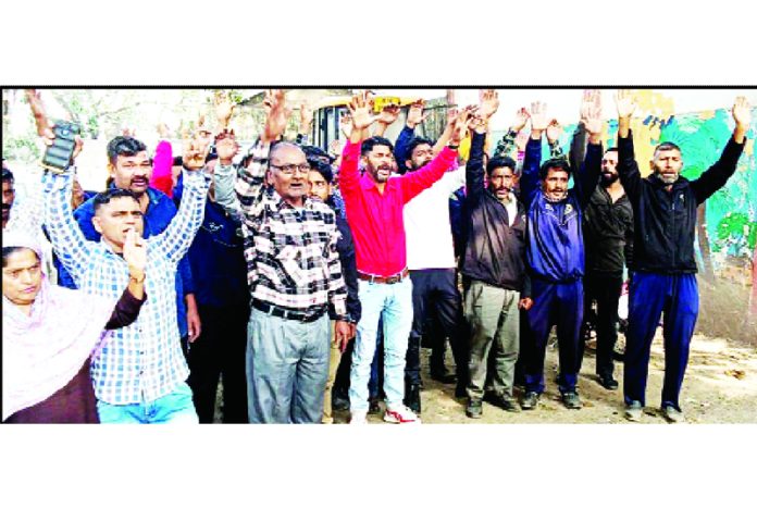 Civic Safai Karamcharis of JMC raising slogans during a protest demonstration in Jammu on Monday. -Excelsior/Rakesh