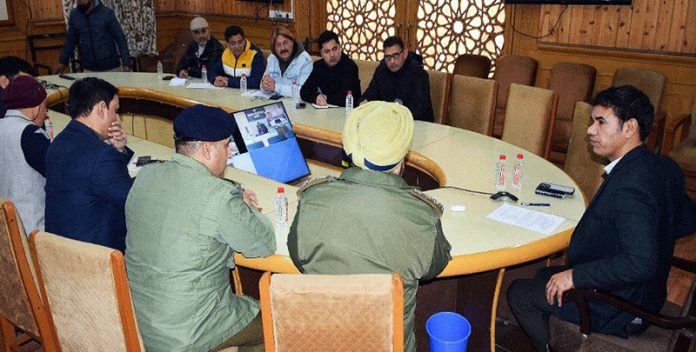 DIV Com reviewing Management of vehicular movement in Srinagar on Friday.