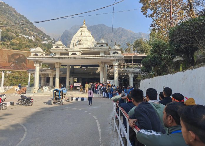 रोपवे परियोजना के खिलाफ कटरा सप्ताह भर बंद, भूख हड़ताल पर बैठे युवाओं की स्वास्थ्य जांच की गई