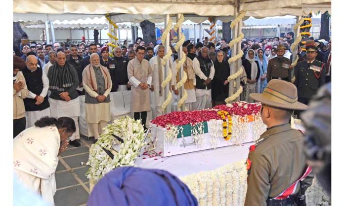 President Droupadi Murmu pays last respects to former Prime Minister Dr Manmohan Singh at Nigam Bodh Ghat in New Delhi on Saturday. (UNI)