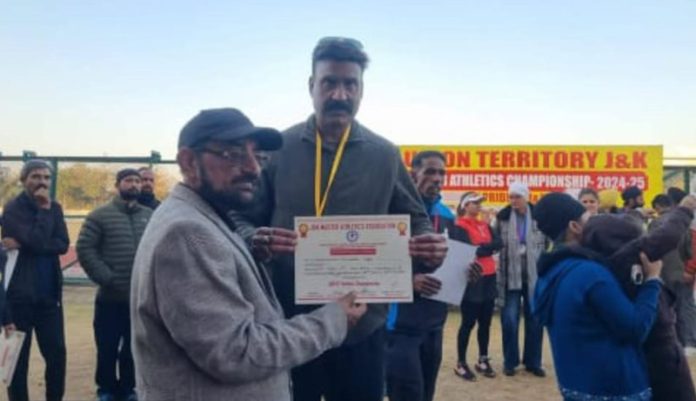 Shivnandan Singh receiving certificate during J&K UT Master Athletics Championship 2024 at University of Jammu.