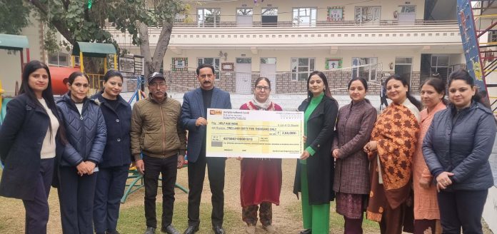 Management of Sparwling Buds ICSE School presenting cheaque to Help Age India State manager Sunita Santoshi.