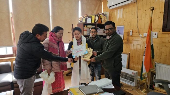 DC Kargil Shrikant Suse giving cash award to Bronze Medallist Rinchen Youdol.