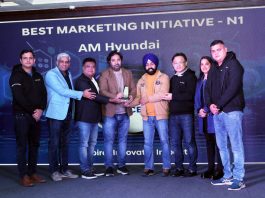 Dignitaries from AM Hyundai Jammu receiving awards at Delhi.