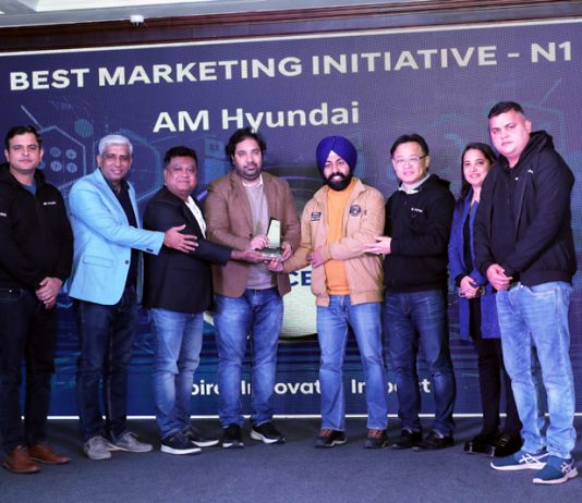 Dignitaries from AM Hyundai Jammu receiving awards at Delhi.