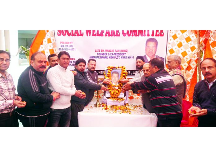 Members of Social Welfare Committee Jawahar Nagar, New Plot and others paying tribute to Lt. Mangat Ram in Jammu on Sunday.